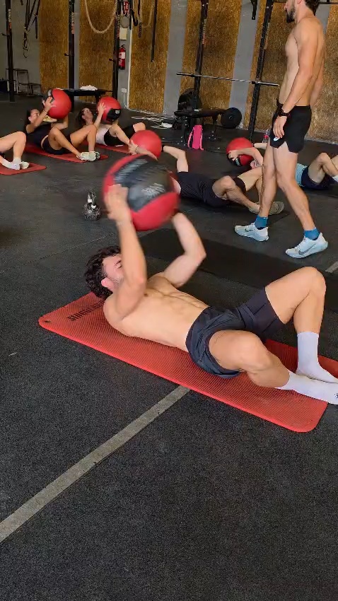 Abdominales con balón: entrenamiento de las pruebas físicas de bombero en Factory Academia