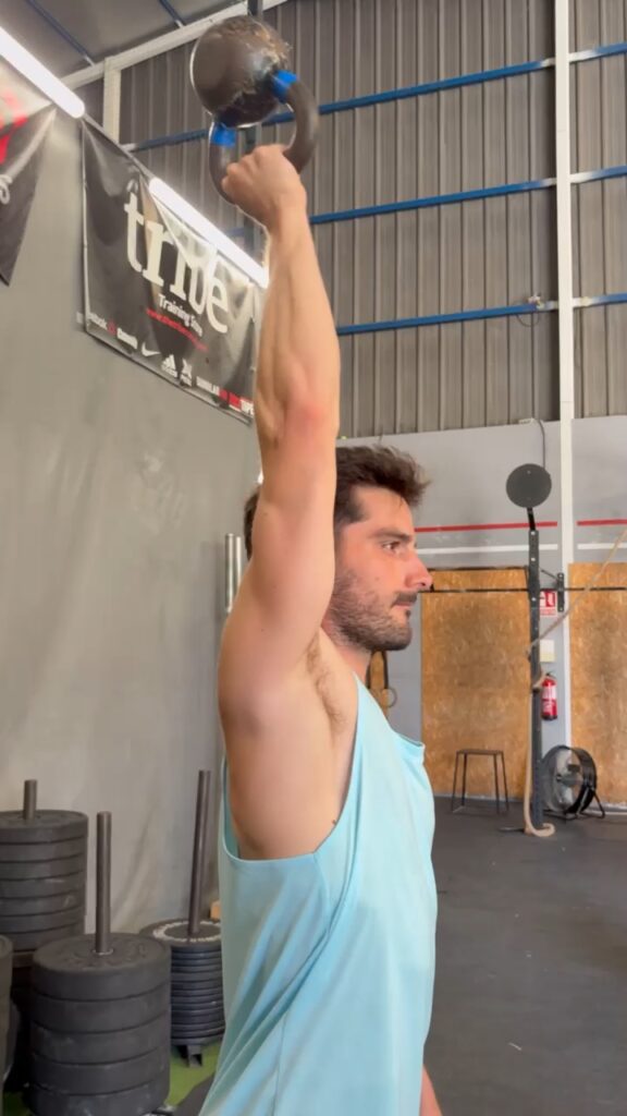 Press con kettlebell: entrenamiento de las pruebas físicas de bombero en Factory Academia