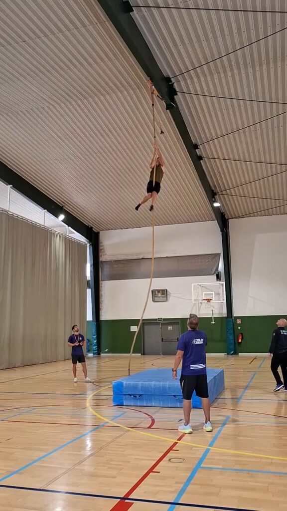 Trepa de cuerda en pabellón: entrenamiento de las pruebas físicas de bombero en Factory Academia