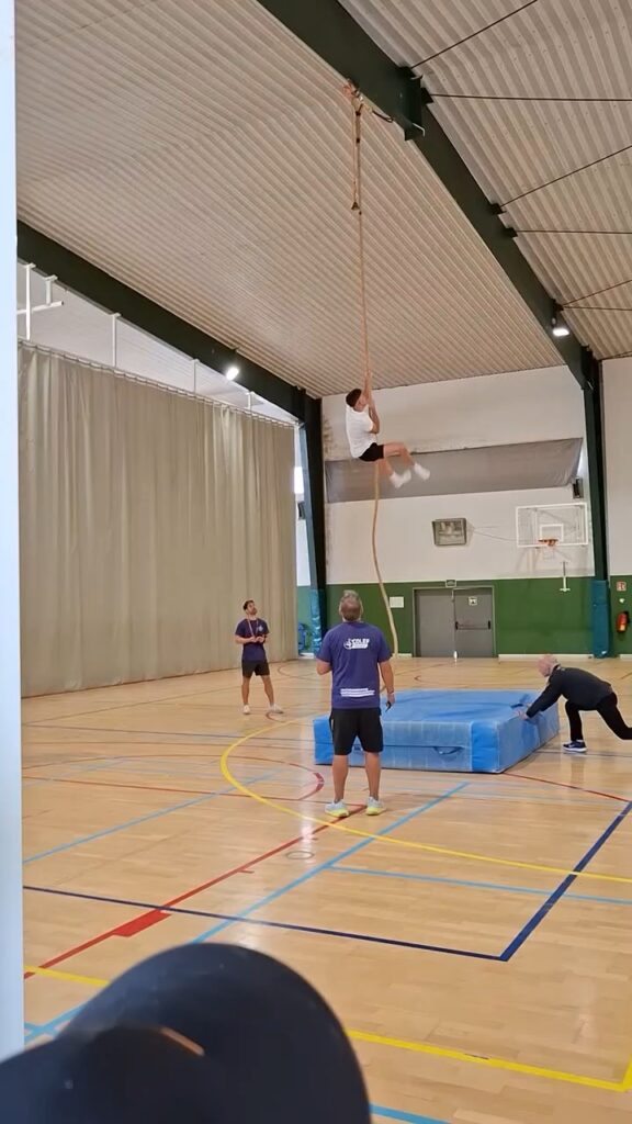Trepa de cuerda en pabellón: entrenamiento de las pruebas físicas de bombero en Factory Academia