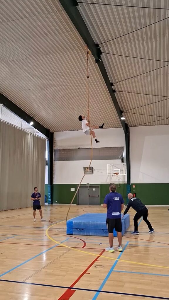 Trepa de cuerda en pabellón: entrenamiento de las pruebas físicas de bombero en Factory Academia
