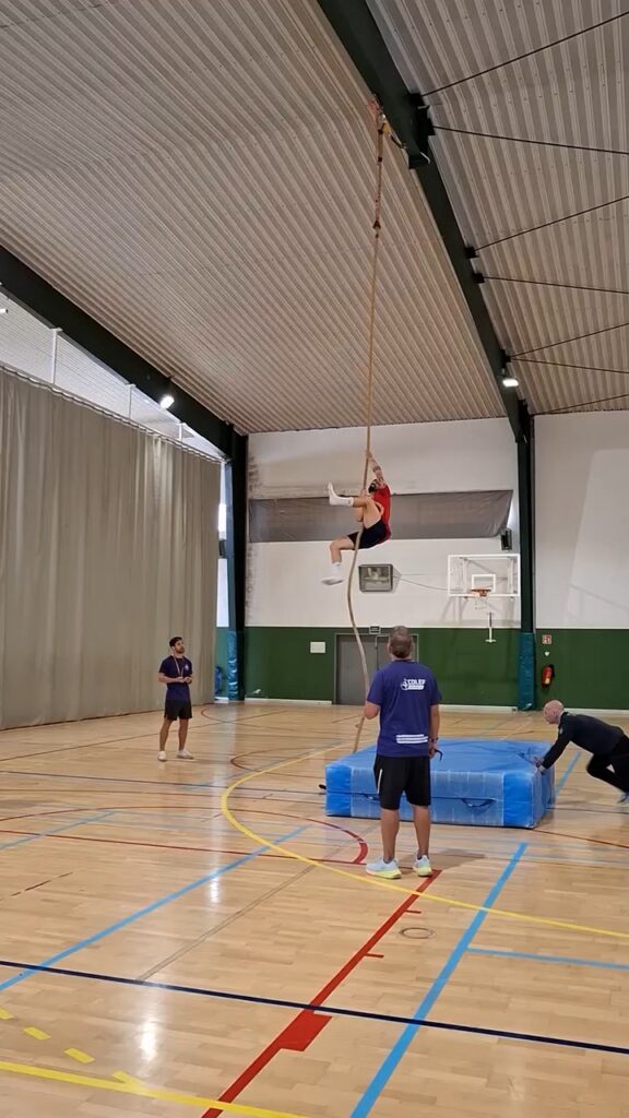Trepa de cuerda en pabellón: entrenamiento de las pruebas físicas de bombero en Factory Academia