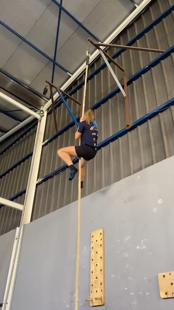 Trepa de cuerda: entrenamiento de las pruebas físicas de bombero en Factory Academia