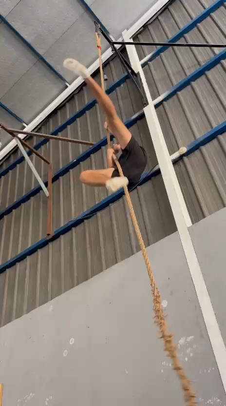 Trepa de cuerda: entrenamiento de las pruebas físicas de bombero en Factory Academia