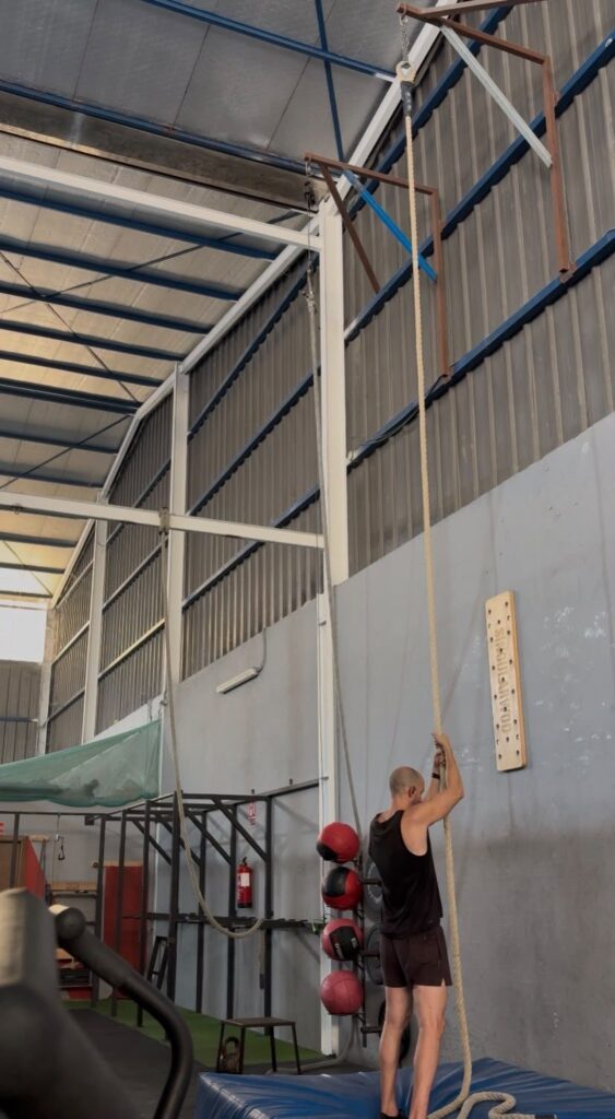 Alumno entrenando la trepa de cuerda